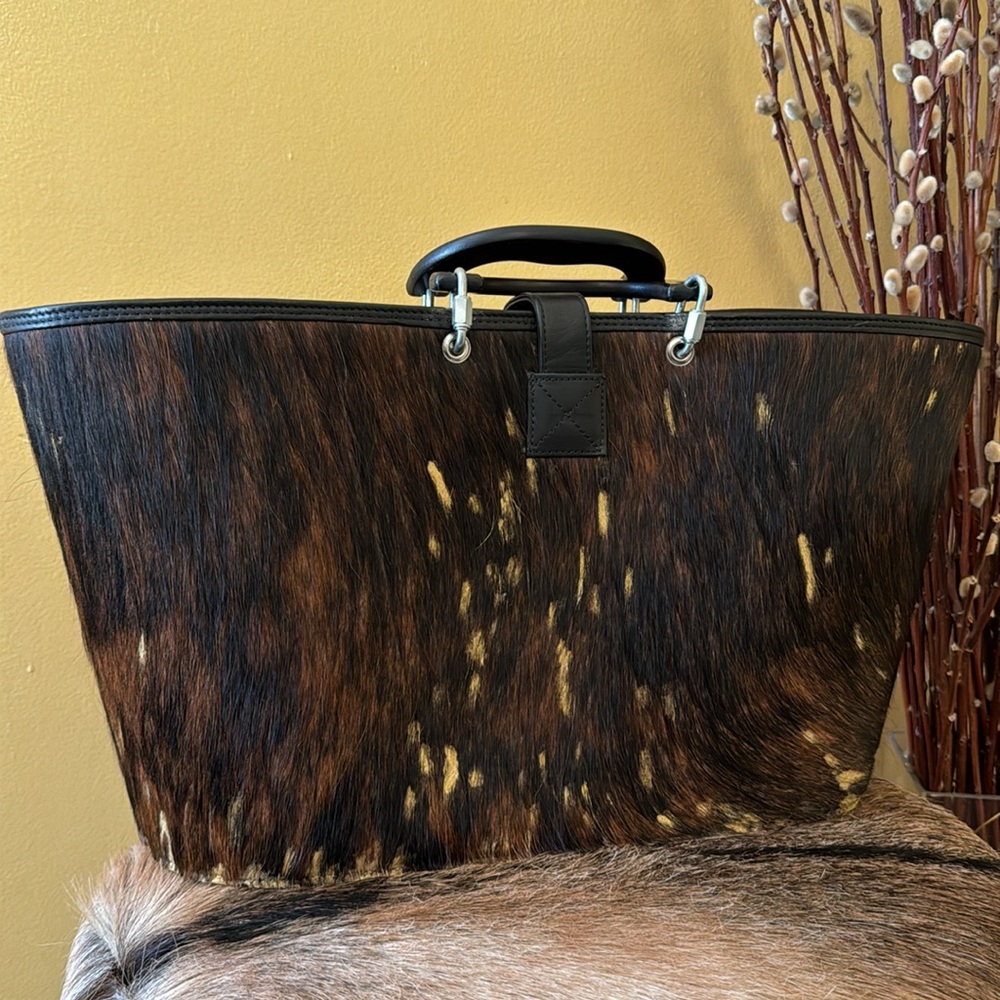 🛍️ Sleek Vintage Cowhide Carry all Bag & splash of gold is ready to style~Mint